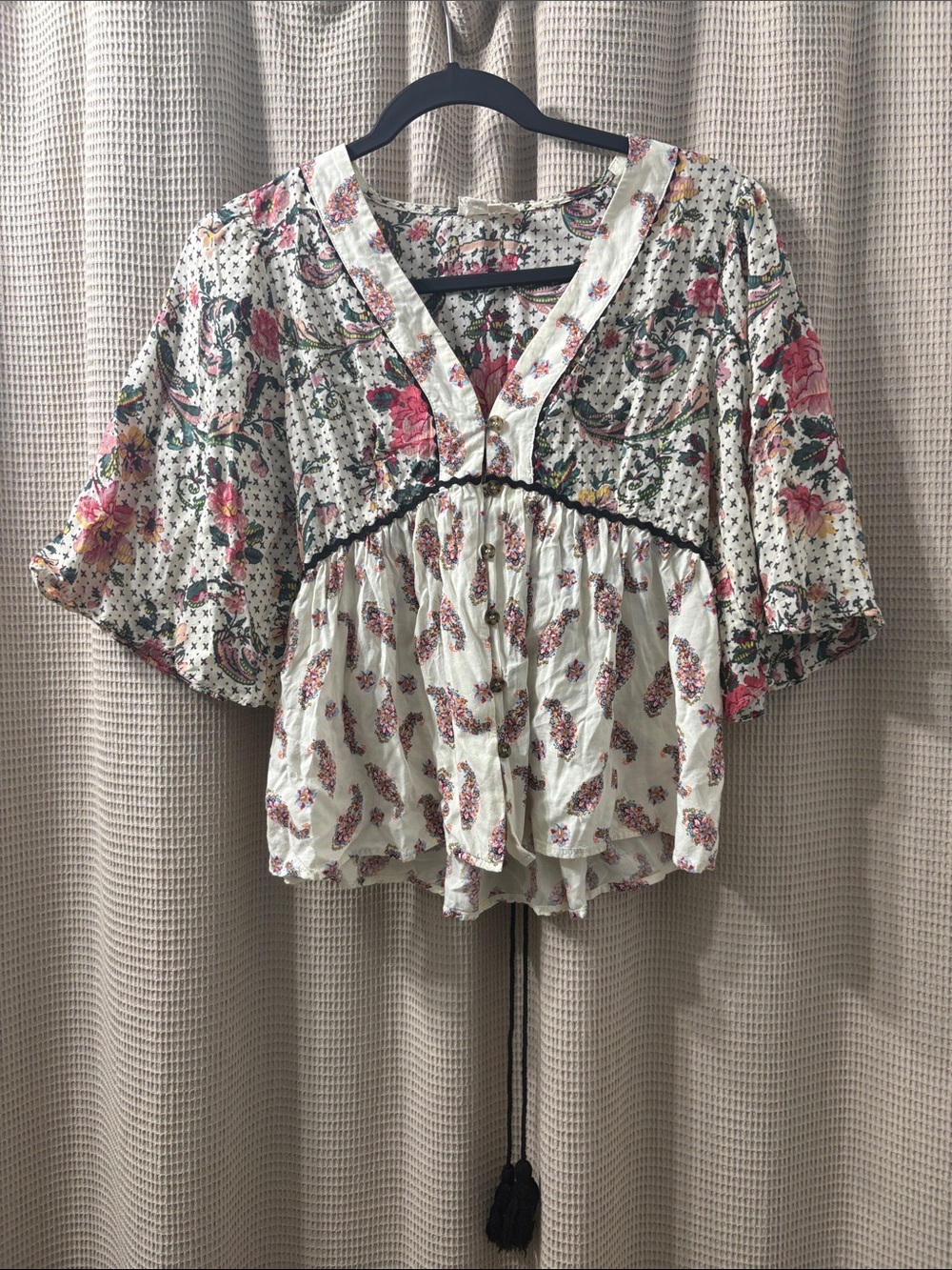 The Korner Boho Floral Cream V-Neck Peasant Top EUC